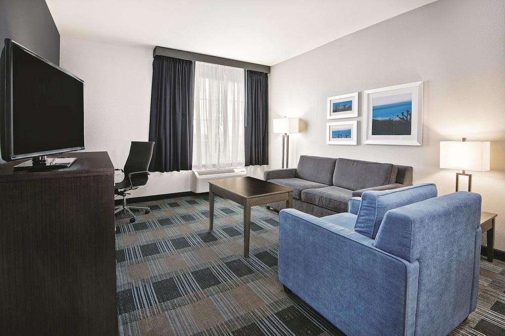 Hotel La Quinta By Wyndham Victoria - South Esterno foto
