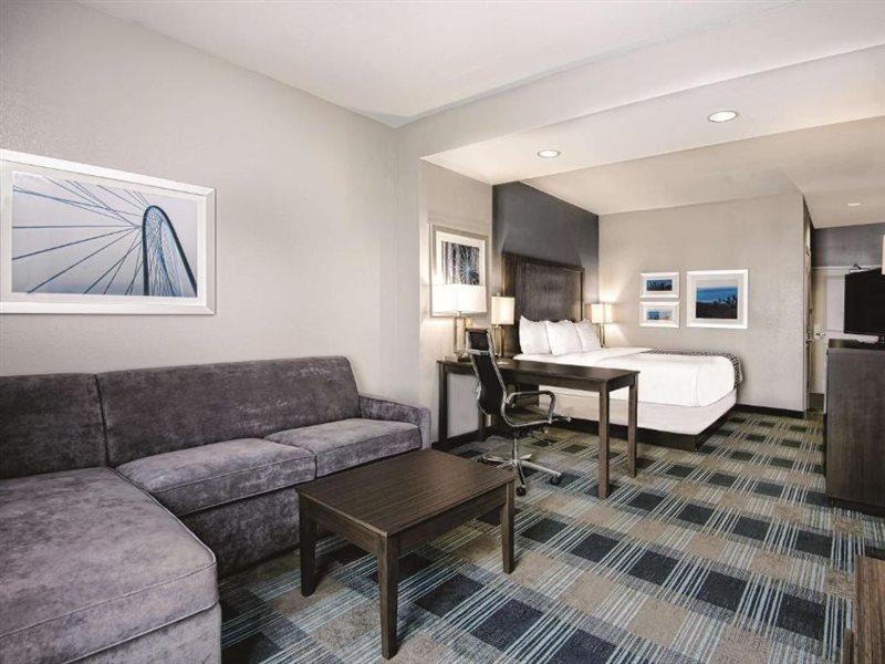 Hotel La Quinta By Wyndham Victoria - South Esterno foto