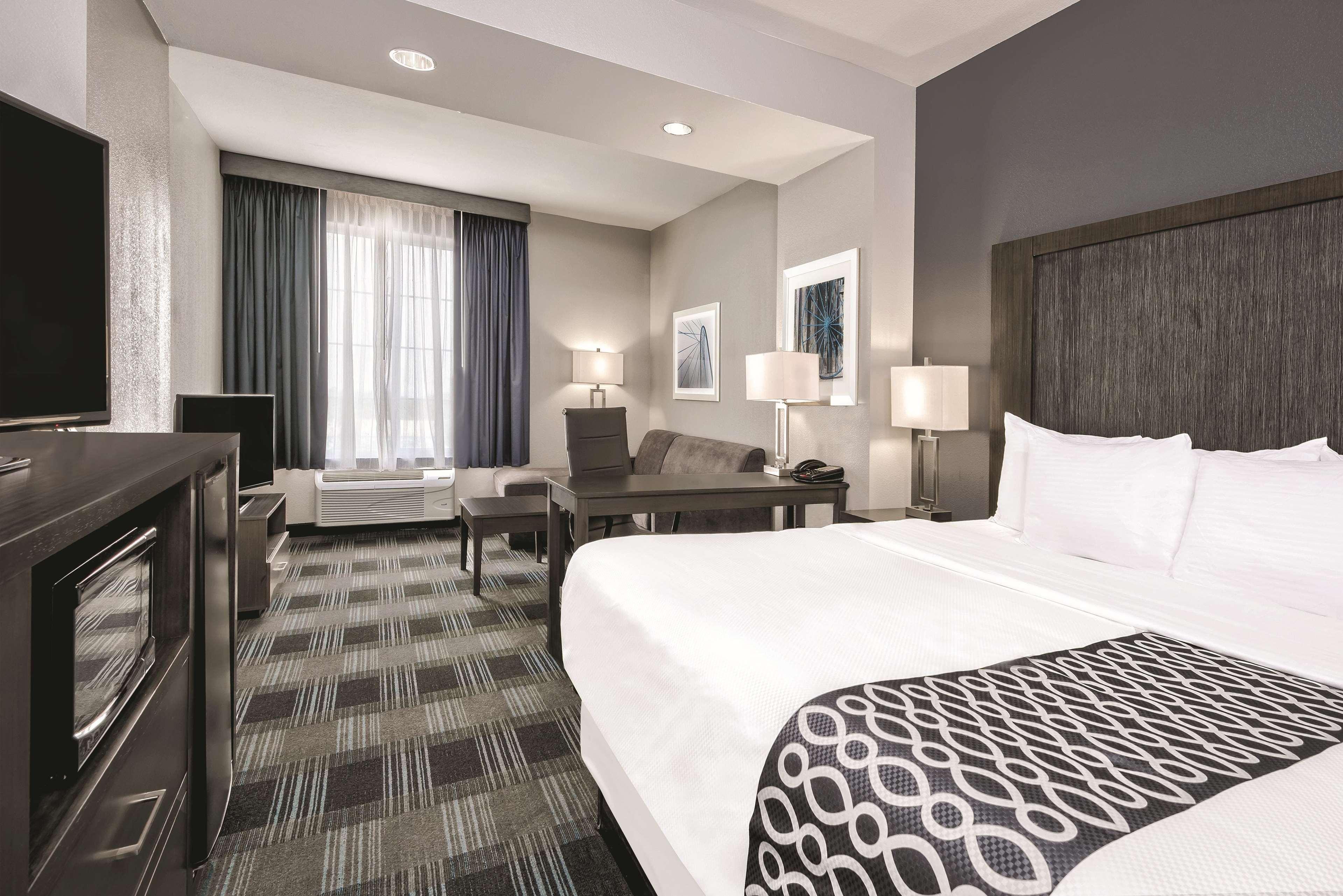 Hotel La Quinta By Wyndham Victoria - South Esterno foto