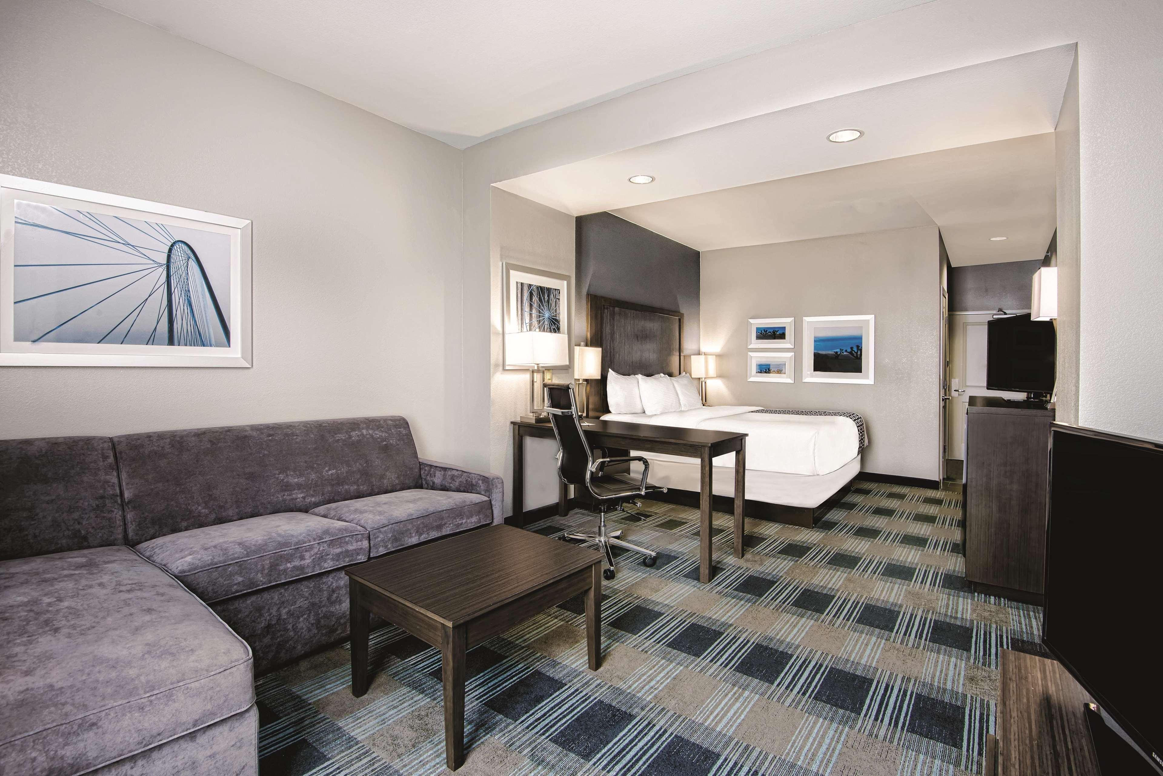 Hotel La Quinta By Wyndham Victoria - South Esterno foto