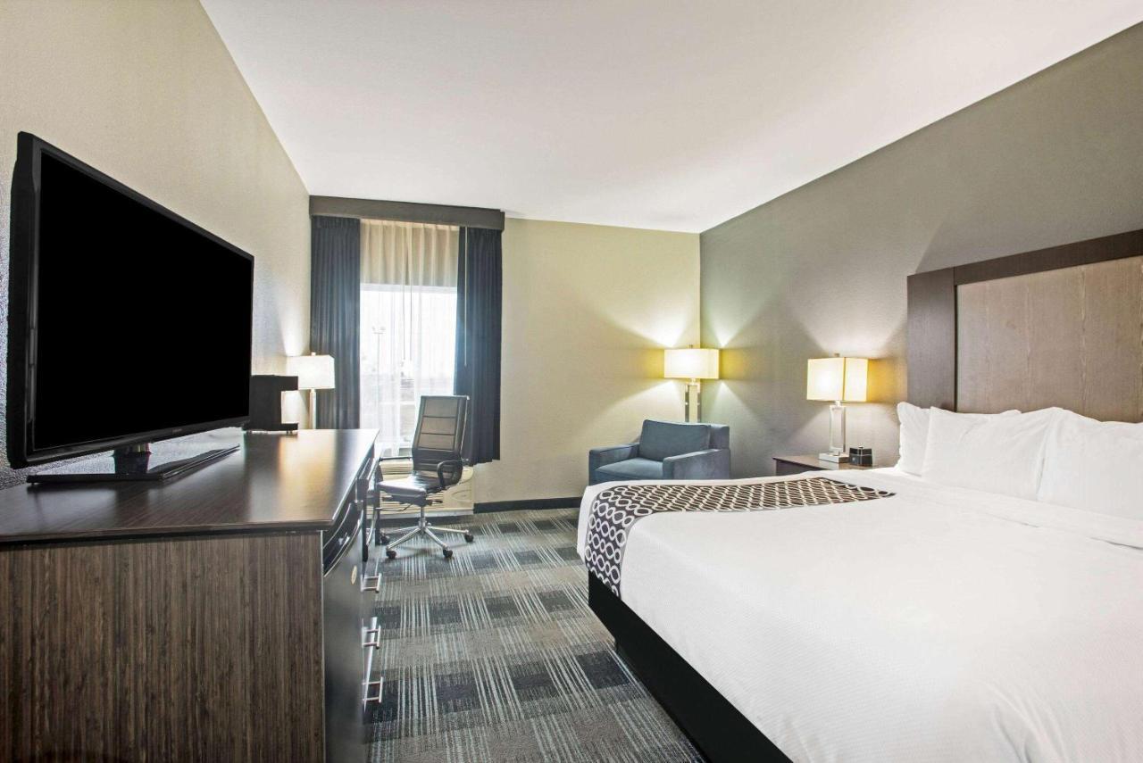 Hotel La Quinta By Wyndham Victoria - South Esterno foto