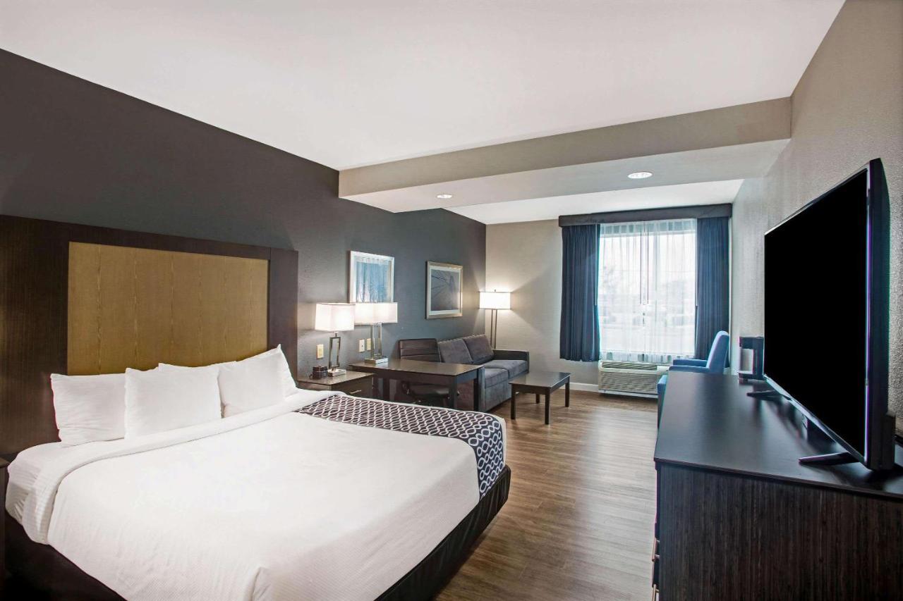 Hotel La Quinta By Wyndham Victoria - South Esterno foto